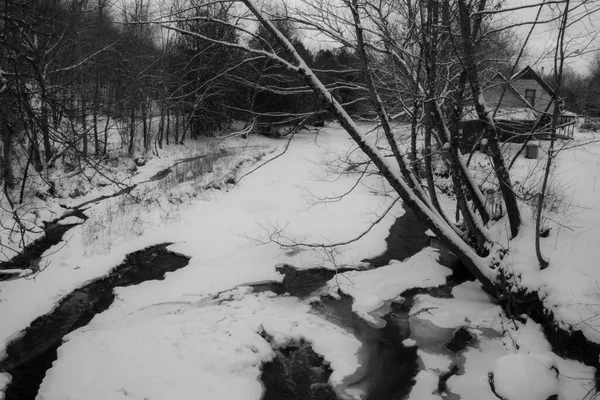 小川と雪に包まれた美しい冬の風景 — ストック写真