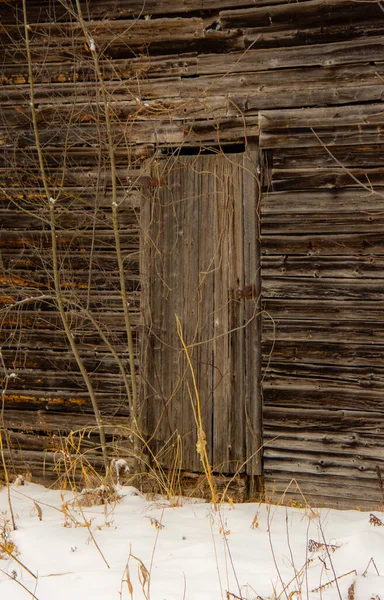 Eski ahşap kulübe kapısı