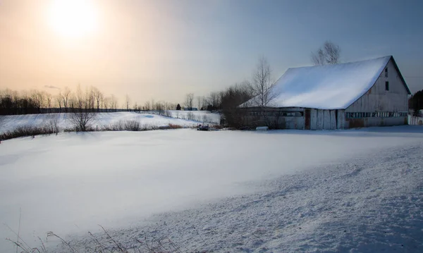 Farm Αχυρώνα Στο Χωριό Κατά Διάρκεια Του Χειμώνα — Φωτογραφία Αρχείου