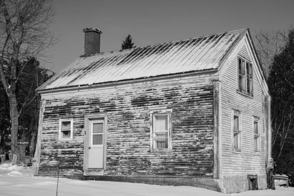 冬の村の古い家 — ストック写真