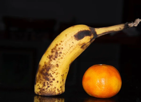 Mandarine Und Banane Auf Schwarzem Hintergrund — Stockfoto