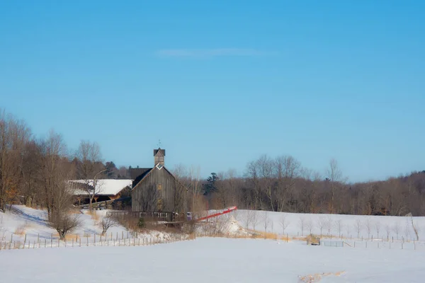 冬の間の村の農家納屋 — ストック写真