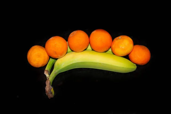 Eine Gruppe Früchte Auf Schwarzem Hintergrund — Stockfoto