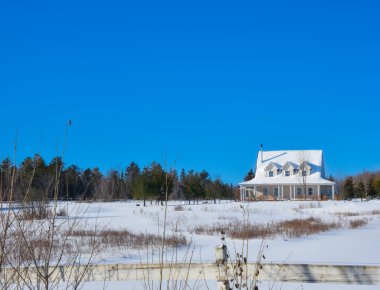 Kırsal kış manzarası, karlı köy manzarası 