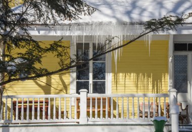 Kırsal kış manzarası, karlı köy manzarası 