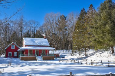 Kırsal kış manzarası, karlı köy manzarası 