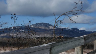 Kışın dağların güzel manzarası.
