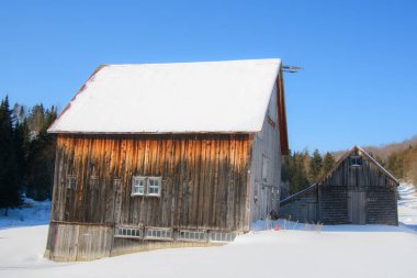 Dağlarda eski ahşap bir ev