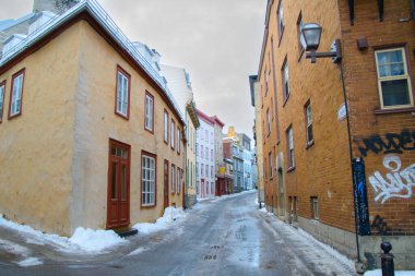 Kış zamanı eski şehir sokağının güzel manzarası