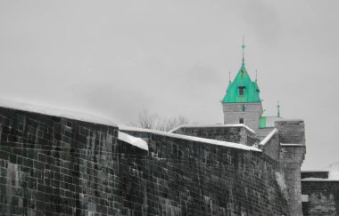 Şehrin eski ve eski mimarisi. 