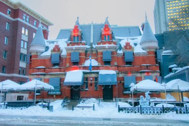 Kış zamanı eski şehir sokağının güzel manzarası