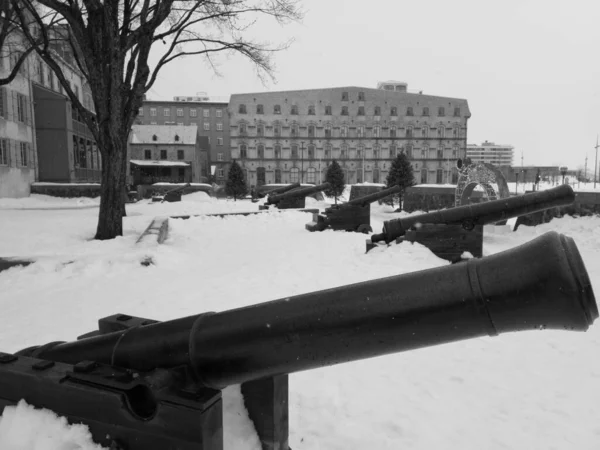 冬には大砲を備えた旧市街の建物は — ストック写真