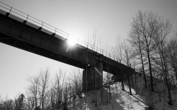 Nehrin Üzerindeki Metal Köprü — Stok fotoğraf