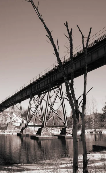 Ponte Metal Sobre Rio — Fotografia de Stock