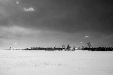 Soğuk Quebec kışında Tipik Kanadalı evleriyle Manzaralı Kış Manzarası