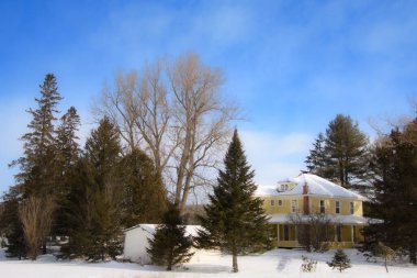 Soğuk Quebec kışında tipik Kanada evi