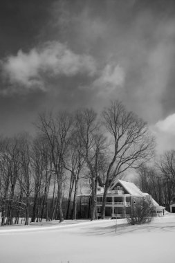 Soğuk Quebec kışında tipik Kanada evi