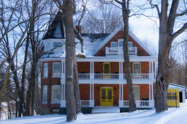 Soğuk Quebec kışında tipik Kanada evi