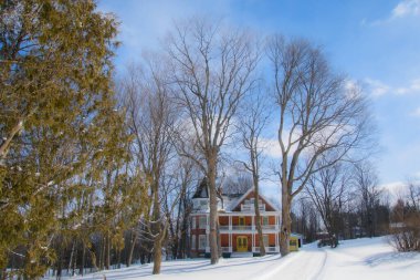 Soğuk Quebec kışında tipik Kanada evi