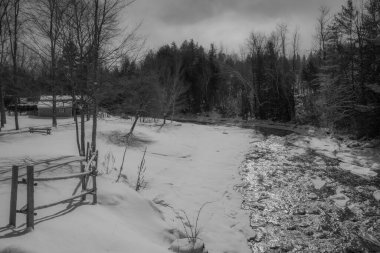 Soğuk Quebec kışında Nehirli Güzel Kış Manzarası ve Tipik Kanada Çiftliği
