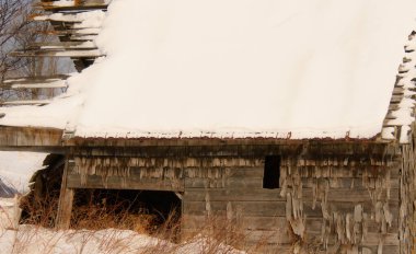 Quebec, Kanada 'da kış kırsalında eski bir ahır.
