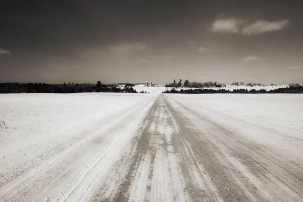 Soğuk Quebec Kışında Tipik Kanada Çiftliğiyle Kış Manzarası — Stok fotoğraf