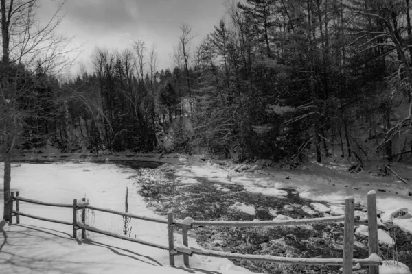 Bellezza Paesaggio Invernale Con Fiume Fattoria Tipica Canadese Nel Freddo — Foto Stock