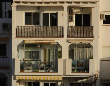 İspanya 'nın Endülüs bölgesindeki Akdeniz şehri Benalmadena' nın mimarisi