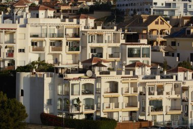 İspanya 'nın Endülüs bölgesindeki Akdeniz şehri Benalmadena' nın mimarisi