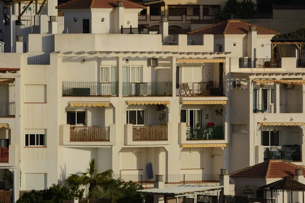 İspanya 'nın Endülüs bölgesindeki Akdeniz şehri Benalmadena' nın mimarisi