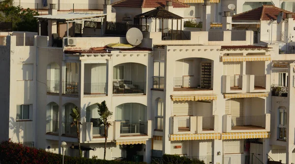 İspanya 'nın Endülüs bölgesindeki Akdeniz şehri Benalmadena' nın mimarisi