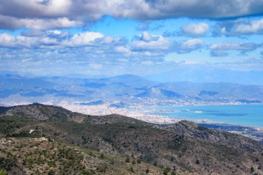 Malaga 'nın Benalmadena yakınlarındaki dağdan görünüşü, Endülüs, İspanya