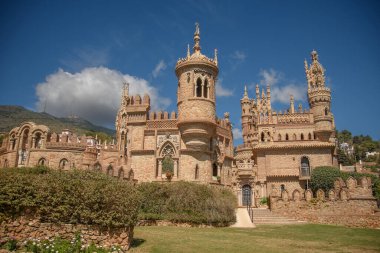Benalmadena, Endülüs, İspanya 'daki güzel Colomare şatosunun manzarası