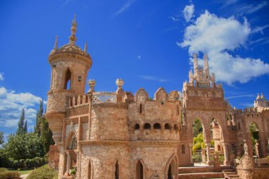 Benalmadena, Endülüs, İspanya 'daki güzel Colomare şatosunun manzarası