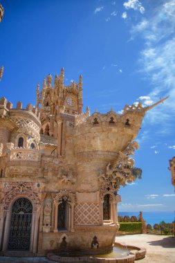 Benalmadena, Endülüs, İspanya 'daki güzel Colomare şatosunun manzarası