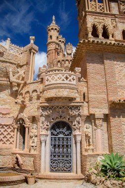 Benalmadena, Endülüs, İspanya 'daki güzel Colomare şatosunun manzarası