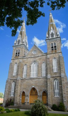 Quebec, Kanada 'da mavi gökyüzünün altında güzel bir kilise kulesi.