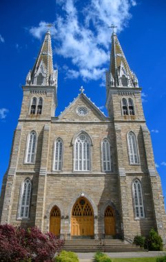 Quebec, Kanada 'da mavi gökyüzünün altında güzel bir kilise kulesi.