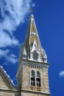 Quebec, Kanada 'da mavi gökyüzünün altında güzel bir kilise kulesi.