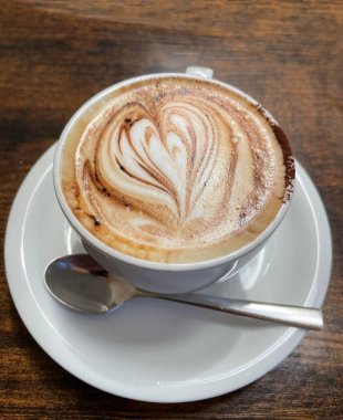 Kahve Kupası ahşap arka plan üzerinde