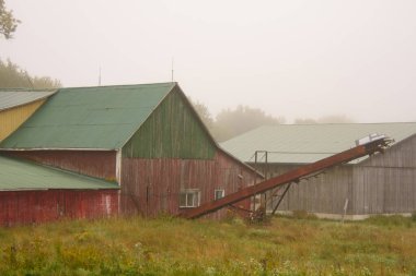 Yağmurlu sonbahar günlerinde kırsal kesimde eski kirli evler