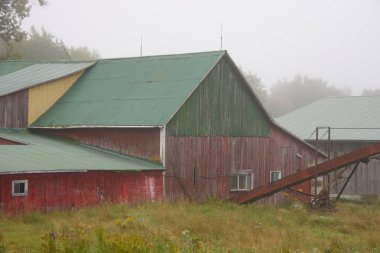 Yağmurlu sonbahar günlerinde kırsal kesimde eski kirli evler