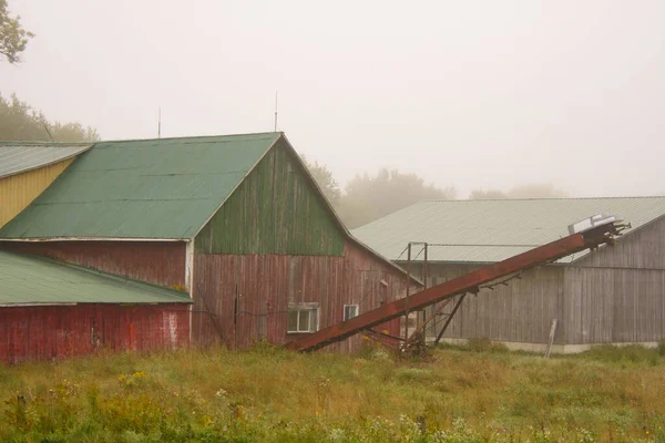 Old Grungy Houses Countryside Rainy Autumn Daytime — Stock Photo, Image