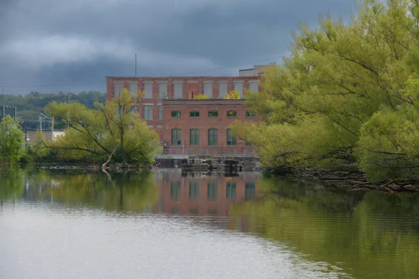 Abandoned Building Calm River Reflection Trees — Stock Photo, Image