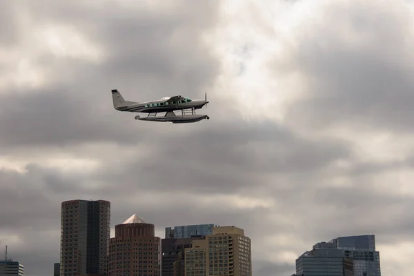 Aereo Acqua Che Vola Sopra Città Grigia Boston Usa — Foto Stock