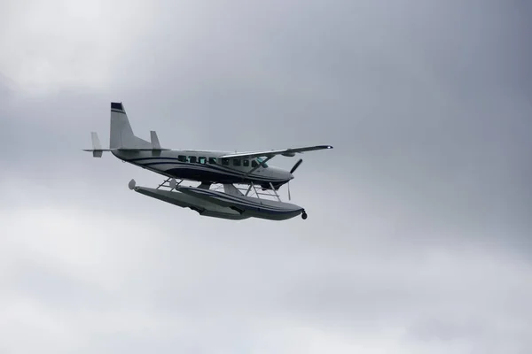 Guardando Cielo Grigio Nuvoloso Con Aereo Volante — Foto Stock