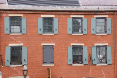 Eski Boston mimarisi - pencere panjurlu turuncu ev