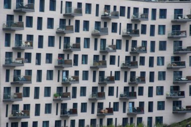 Boston modern balkonlu gökdelenli ev