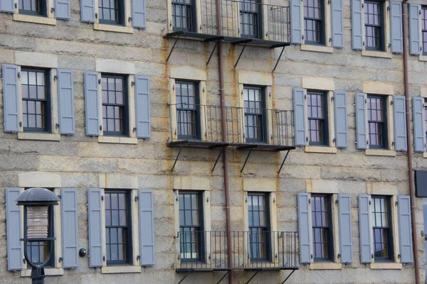 Architektura Starego Bostonu Dom Wietrzny Okiennicami Balkonami — Zdjęcie stockowe
