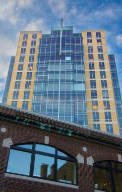 Boston, ABD 'de mavi gökyüzü geçmişe sahip modern mimari.